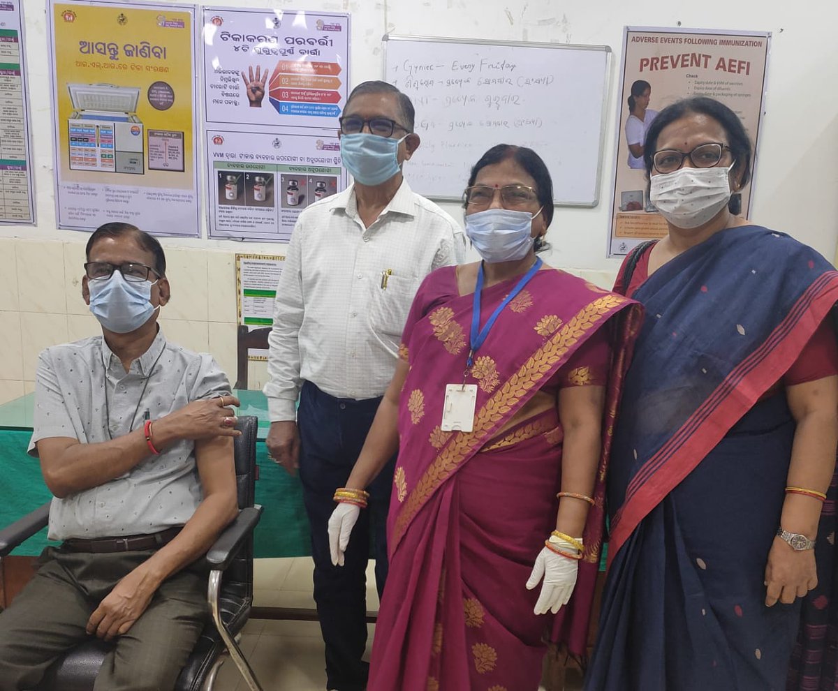 The Esteemed Member of Odisha State Food Commission Shri D.N.Padhi took COVAXIN today at Unit 4 Hospital, BBSR in the presence of Dr CVSN Rao,ADUPHO & Dr S Sundaray,ADPHO TB BBSR, Administered by Smt Sabitri Dash, LHV. @CMO_Odisha @HFWOdisha @SecyChief @Food_Odisha