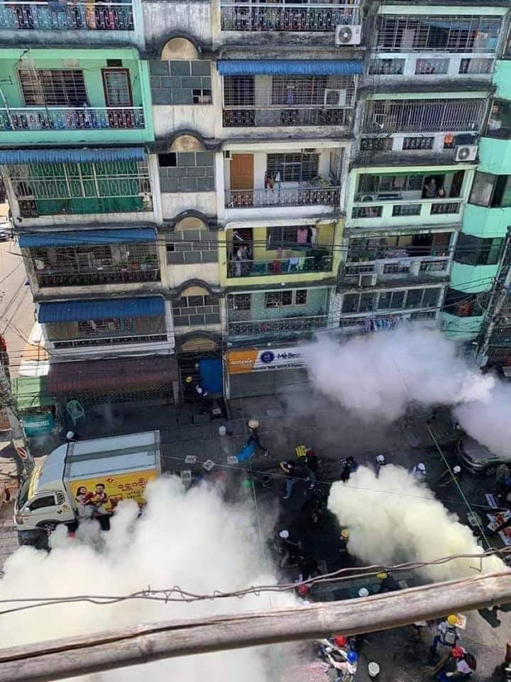 TeTe96199365's tweet photo. Junta terrorists use tear gas and gun shot at Ahlone, Yangon.
 
MILITARY MASSACRE

#Mar4Coup
#WhatsHappeningInMyanmar

@UN_HRC @hrw  @UN @NATO @KenRoth @RapporteurUn @freya_cole @drsasa_mm  @CIJ_ICJ https://t.co/xwKaHrGpBD