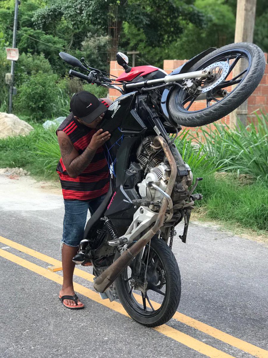 BorgesHeberson's tweet photo. Minha moto ,  graças a Deus estamos bens , mais levaram meu meio de sustento quem me conhece , sabe q uso ela pra trabalho , moto de trabalho meio de sustentabilidade quem poder ajudar vai dx fortão agradeço des de já galera informações 983766594😭🙏 https://t.co/oCOBpmfM8R