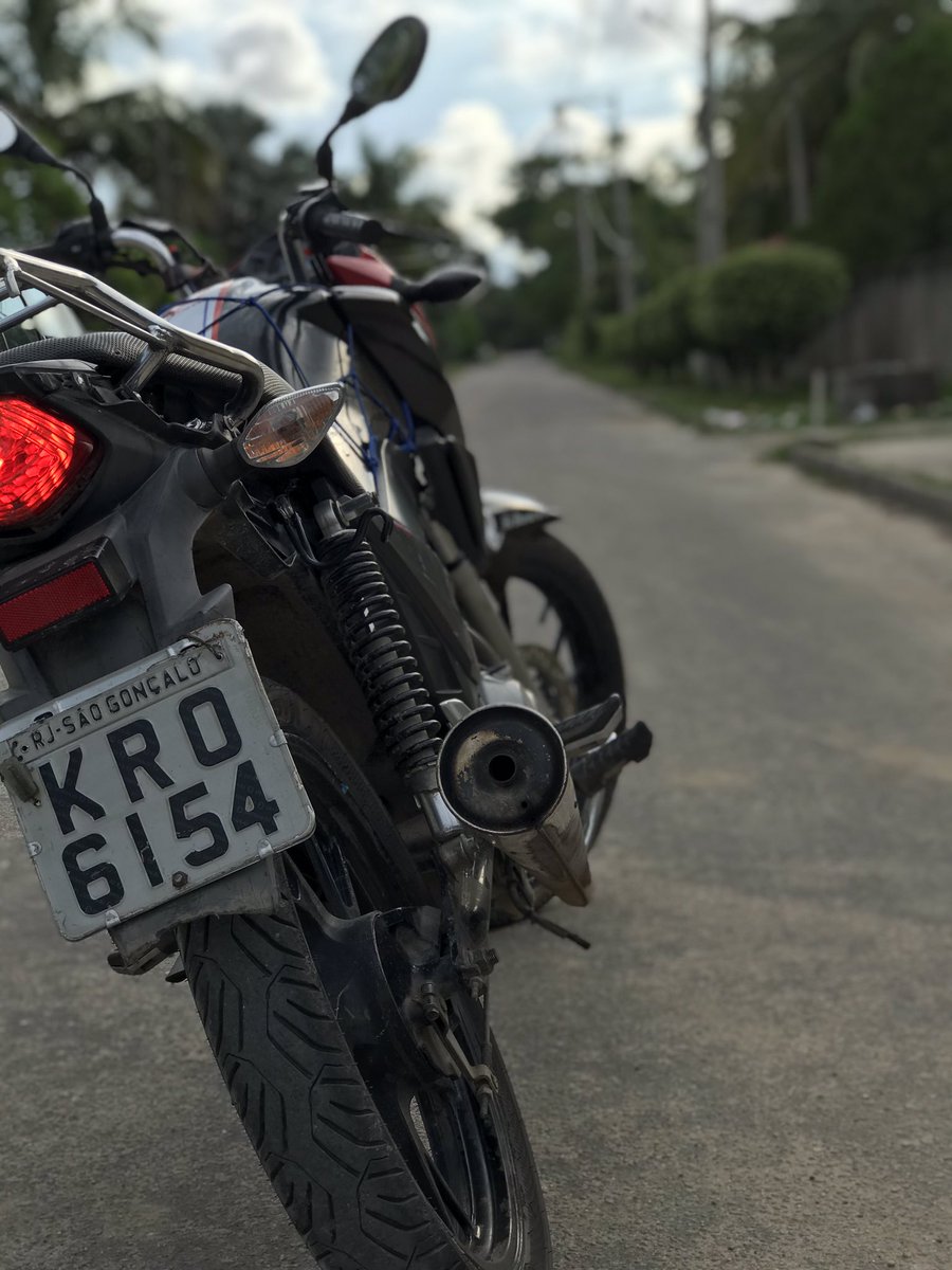 BorgesHeberson's tweet photo. Minha moto ,  graças a Deus estamos bens , mais levaram meu meio de sustento quem me conhece , sabe q uso ela pra trabalho , moto de trabalho meio de sustentabilidade quem poder ajudar vai dx fortão agradeço des de já galera informações 983766594😭🙏 https://t.co/oCOBpmfM8R