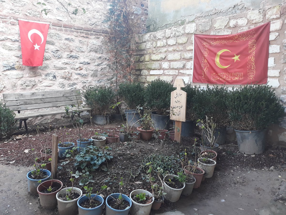 Yolumuz düşünce değil, gönlümüz düşünce uğruyoruz.