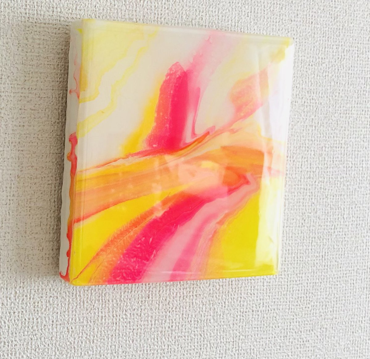 apmerart's tweet photo. Spring Water(春の水)
but reality is not like that colour water.
just imagining😌

❇️18x18cm
❇️acrylic, real diamond💎 pearl⚪️powder 

❇️アクリル絵の具
💎ダイヤモンド
⚪️パールのパウダー使っています。
電気と太陽光でキラキラします✨
写真や動画で　なかなか上手く伝えれないのが残念💧 https://t.co/kPhE06ZrPF
