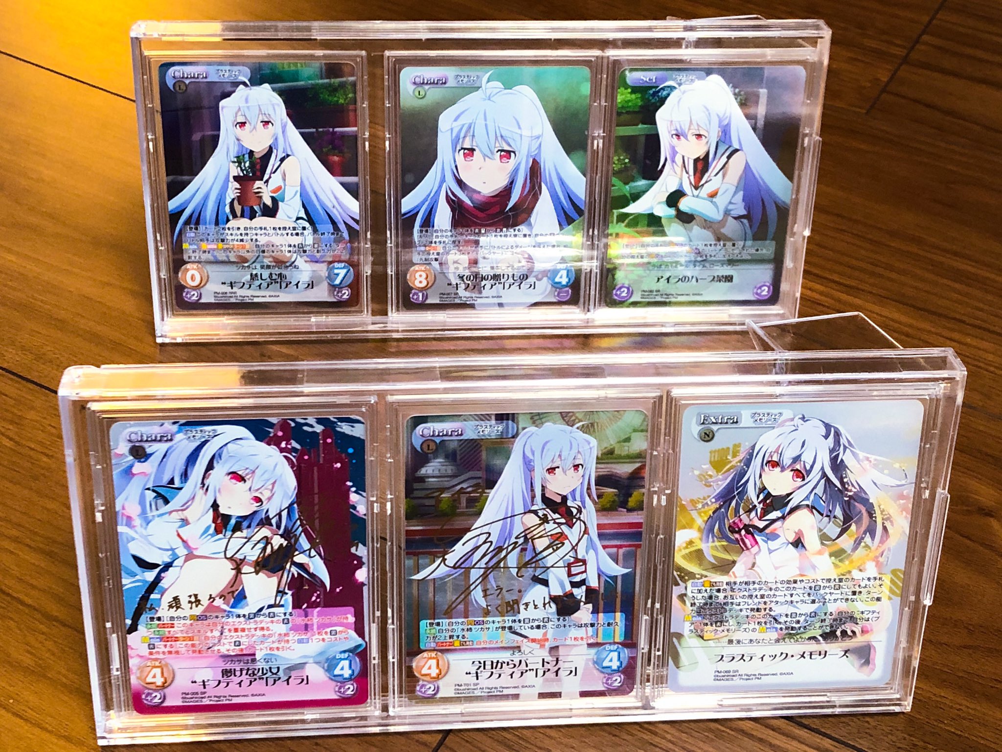 Ryman 社長 100均行ったらtcgを Uvカットのフルプロテクトスリーブに入れたまま 3枚縦に飾れるディスプレイスタンド発見 とりま2つ買ってアイラのホロ仕様カードだけ飾ってみた プラスティックメモリーズ プラスティック メモリーズ プラメモ