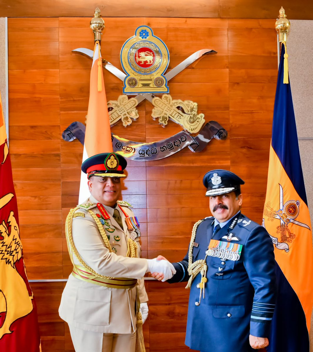 Sri_Lanka_Army's tweet photo. The Chief of Air  Staff of the @IAF_MCC , Air Chief Marshal Rakesh Kumar Singh Bhadauria during a goodwill visit to SL paid a courtesy call on the CDS &amp; Comd of the @Sri_Lanka_Army Gen @SilvaShavendra Silva at the Army HQ.
@IndiainSL @SLinIndia @MFA_SriLanka @GotabayaR @PMOIndia https://t.co/AyWIHkbG9y
