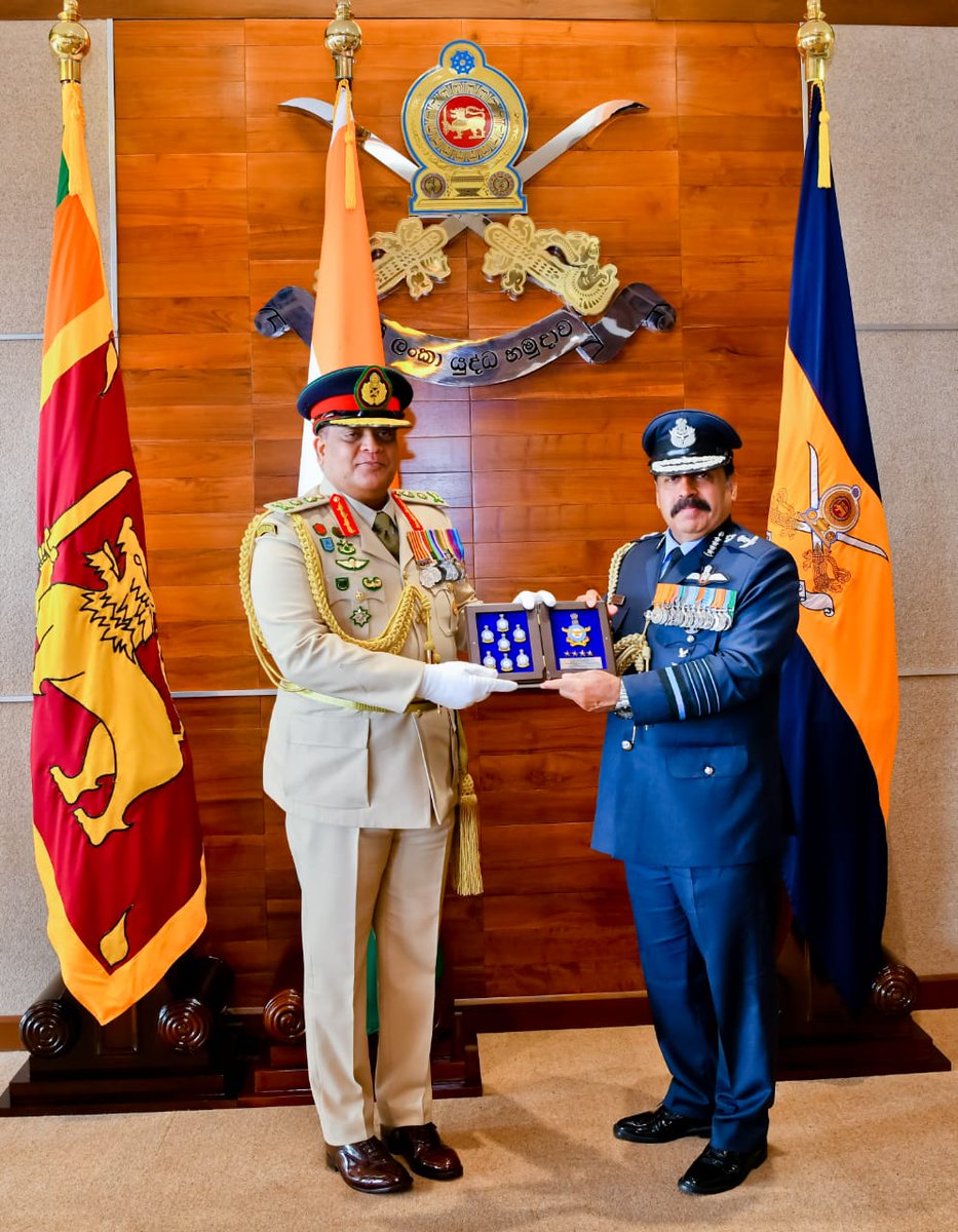 Sri_Lanka_Army's tweet photo. The Chief of Air  Staff of the @IAF_MCC , Air Chief Marshal Rakesh Kumar Singh Bhadauria during a goodwill visit to SL paid a courtesy call on the CDS &amp; Comd of the @Sri_Lanka_Army Gen @SilvaShavendra Silva at the Army HQ.
@IndiainSL @SLinIndia @MFA_SriLanka @GotabayaR @PMOIndia https://t.co/AyWIHkbG9y
