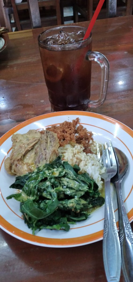 WantyMaria's tweet image. Sik tak bayangke sepanjang dalan mau ki pengen maem soto panas..ngombe es jeruk..
Lha kok dienggoke ng warung padang...
Akibat kurang komunikasi..🤭🤭