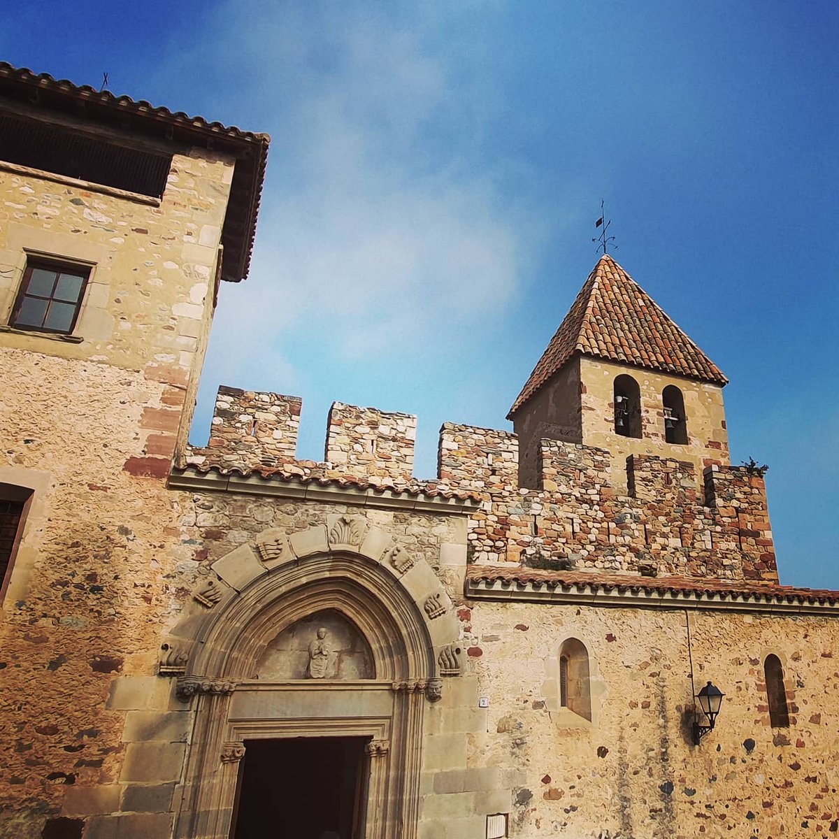 ajlagarriga's tweet photo. Diumenge 7 de març, vine a conèixer l'església de la Doma de #laGarriga amb una visita teatralitzada. A través de diferents personatges que hi van viure o treballar podràs viatjar en el temps i descobrir què expliquen les pedres. Reserves a info@visitalagarriga.cat o al 610477823 https://t.co/crKUVrm1ph