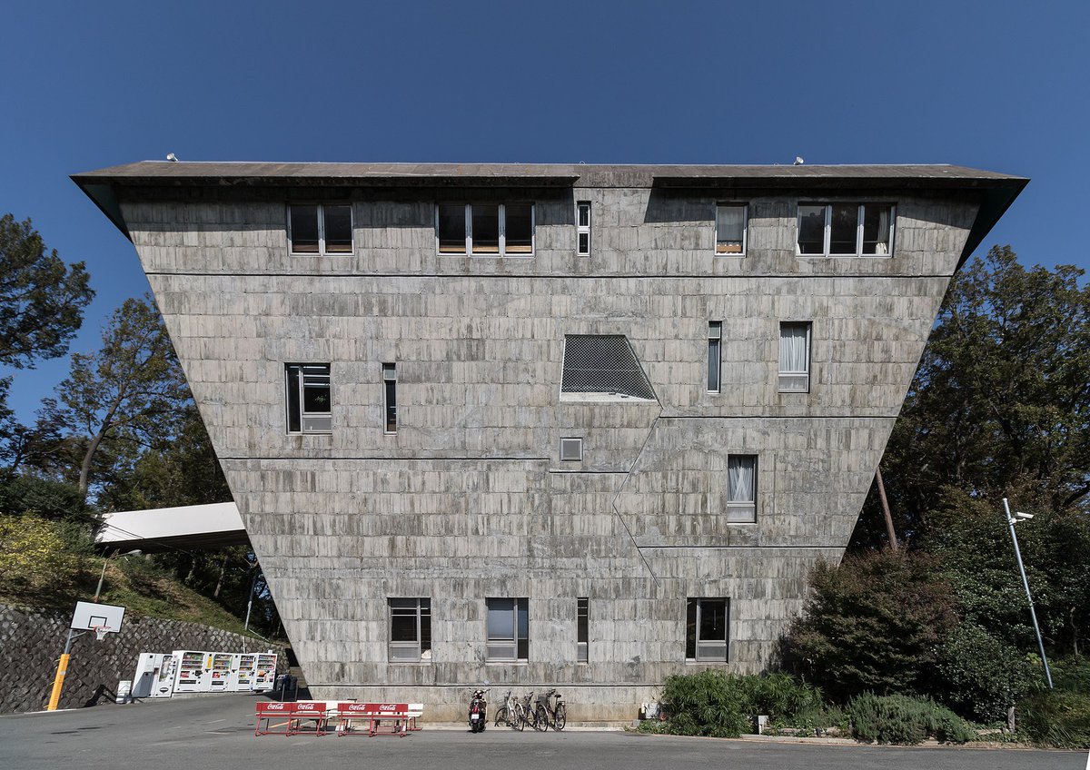 八王子市にある大学セミナーハウスの建物は特撮ロケに使われるほど要塞っぽさがあるけど 太陽光が差し込むと目が睨みつめてくる ギミックまであるらしい Togetter