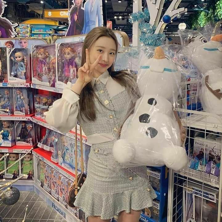 ENHYPEN97864606's tweet photo. [RUMOR]

A trainee who might also be in the BigHit and Source Music girl groups is Jo Hwihyeon.
 According to information he was born on July 31, 2002!
#JOHWIHYEON #HWIHYEON #ILAND #ILANDSEASON2 https://t.co/yJ2hes5v6p