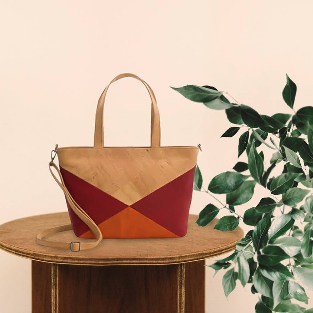 Fall in love with the Diamond Handbag in this stunning bordeaux and orange.

#corkelement for the woman who appreciates ethically made fashion 🌏🇵🇹

#cork #shoulderbag #sustainbalefashion #ethicallymade #slowfashion #qualityoverquantity #crueltyfree #europeanmade #workingmom