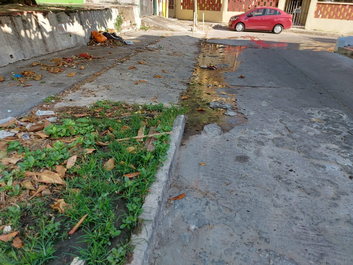 aalberto0106's tweet photo. @SomosTripleA por favor calle 74C # 26B-15 alcantarilla desbordada,  colaboren con eso, toda la cuadra con un olor fétido,  barrio el silencio. Los propietarios no corrigen ese daño..ayuda @AtlanticoEmi @LasNoticiasTel https://t.co/nEivAcfPQY