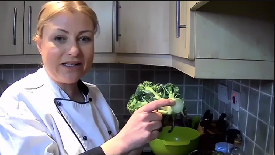 mindfulmelli's tweet photo. Hands up if you are also guilty of wasting this part of broccoli in the past?🙋🏼‍♀️@RozzaneStevens has great alternatives: 
🌱Composte
🌱Broccoli Soup
🌱Baked potato topping
➡️ Now who will try this in the future?😍

#TRANSFORMCircularEconomy #wellbeing #SustainableLiving #zerowaste https://t.co/9VXPQRfpYH