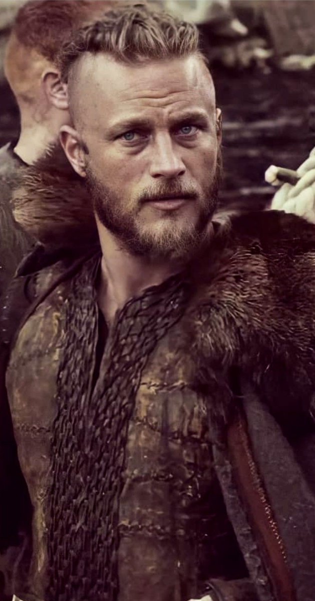 AbsGoats's tweet image. people's expectations of aberforth, based on meeting albus: 🎩🕴️‍♂️📖✨

aberforth: 🐐😒💩🍻