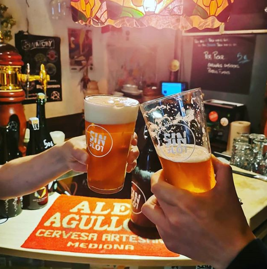 AssSinglot's tweet image. El Suprem indica que seguim amb el Take Away de 19 a 21:30 hs. i també que avui arriben dos barrils nous a les aixetes!

Baias Idaho
Session IPA 4.0%, 100% Idaho

La Font del Diable Royal Maize
German Pils 5.4% col·laboració amb Les Clandestines i 100% #localhops Olite, Navarra