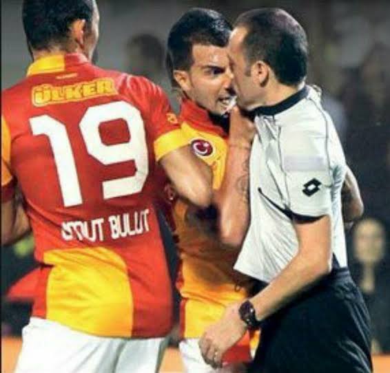 Bu hakemler (şeytanlar) özellikle nerede oturuyor ? nerede yemek yer ! nerede tatil yapar ?  hangi berbere tras olur ! İsim isim adres adres bekliyoruz ....

Suratlarına tükürmeyen iki çift laf etmeyen Kendi payına yavşak dir