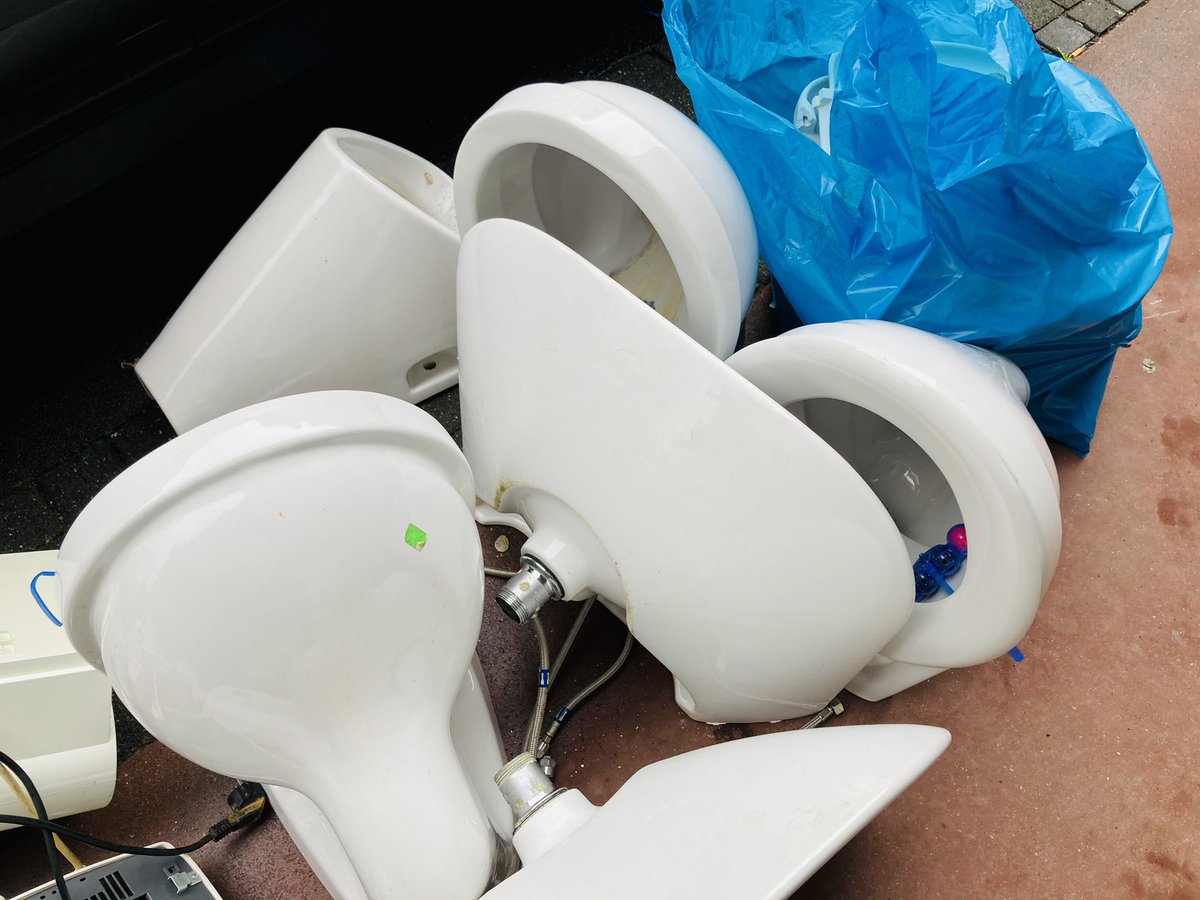 Erst die Weihnachtsbäume, jetzt ist es Zeit die Toiletten rauszuschmeissen #lecker