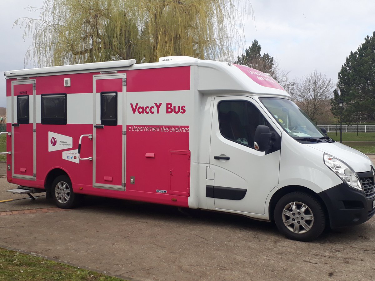 Les_Yvelines's tweet photo. #Vaccination 💉 Le Département et l’@ARS_IDF ont imaginé un dispositif de bus itinérant, le #VaccYBus, pour venir à la rencontre des personnes isolées de +75 ans. Le bus débute sa tournée ce jeudi 4 mars  à Saint-Nom-la-Bretèche 🚌 https://t.co/XKLNigjyNY