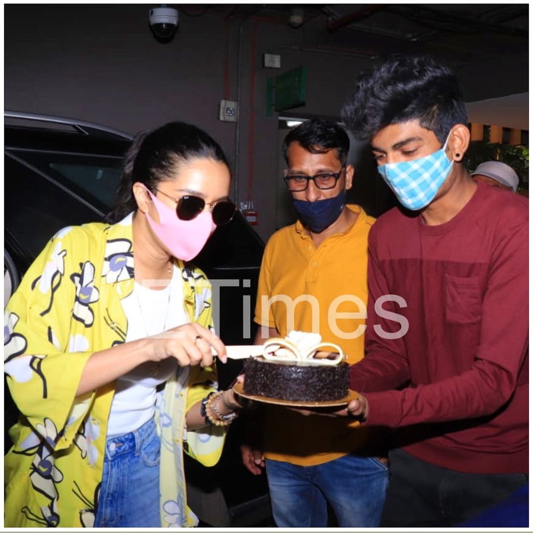Harinder_skfan's tweet photo. An impromptu birthday celebration for @shraddhakapoor at Mumbai Airport as she returns from Maldives 📸❤
#airportdiaries #bollywoodactress #actress #bollywoodnews #bollywoodcelebrity #bollywood #bollywoodupdate #bombaytimes #indiaforumsbuzz #indiaforumsbollywood https://t.co/MUstDKGE2j