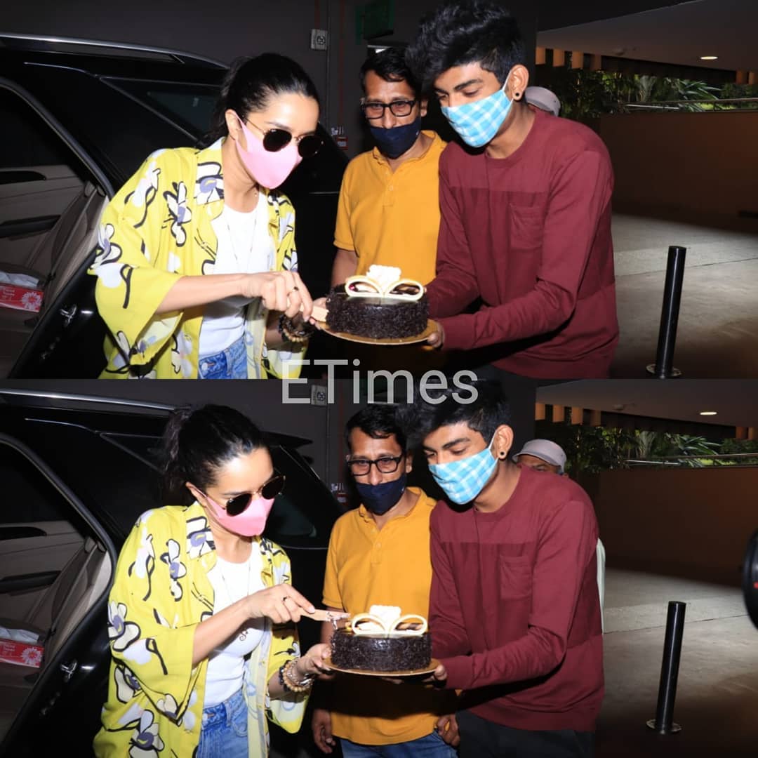 Harinder_skfan's tweet photo. An impromptu birthday celebration for @shraddhakapoor at Mumbai Airport as she returns from Maldives 📸❤
#airportdiaries #bollywoodactress #actress #bollywoodnews #bollywoodcelebrity #bollywood #bollywoodupdate #bombaytimes #indiaforumsbuzz #indiaforumsbollywood https://t.co/MUstDKGE2j