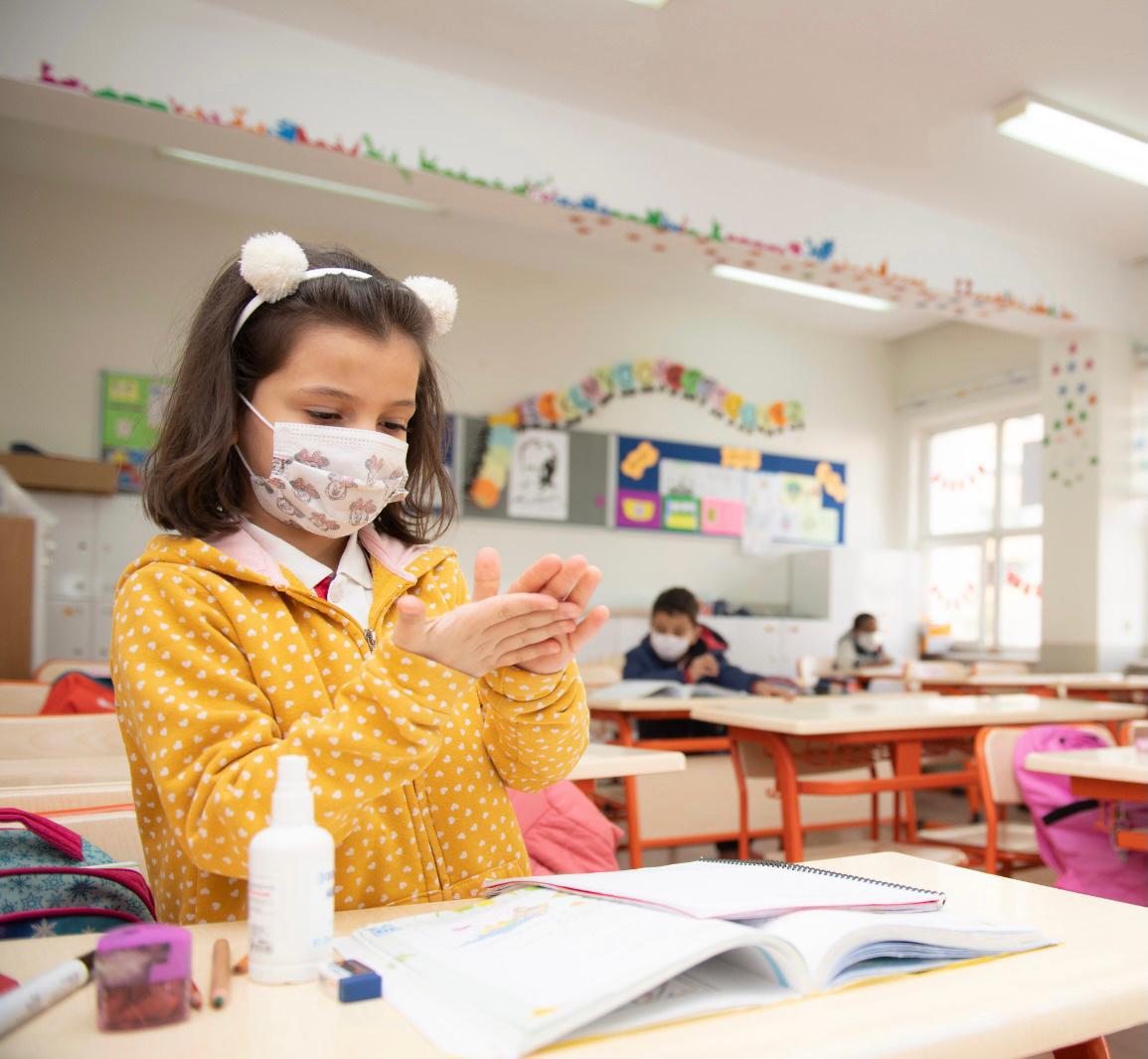 Öğrencilerimiz tedbirlerde çok dikkatliler. Biz öğretmenler, okullardaki maske, mesafe ve temizlik kurallarımızı oyunlarla, kitaplarla anlatıyoruz. Velilerimiz de buna günlük sohbetleriyle katılırsa çocuklar, bu iş birliğini çok daha iyi özümser. Desteğiniz önemli...