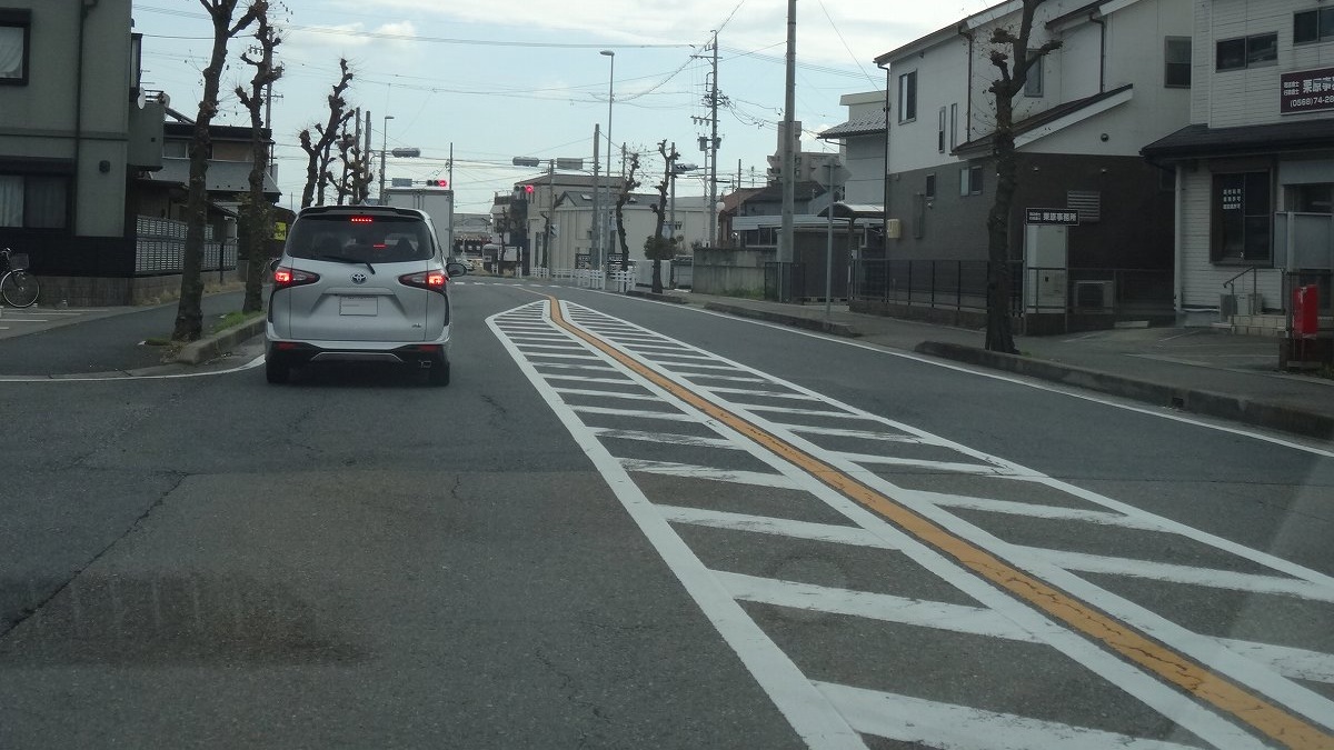 たこ 道路好団垢 白いゼブラゾーンが黄色線の左右で各々完結しているタイプの路面標示 黄色線の 両側 というのは余り見た事が無い気がしますが 片側 タイプは交差点の手前を中心に愛知県ではよく採用されている様です 21 2 10撮影 道路
