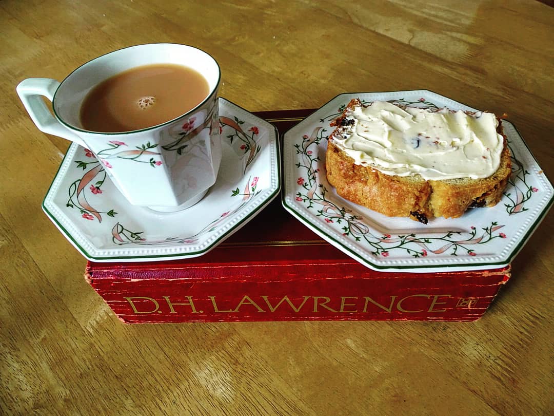 World Book Day 😊📖❤️☕🍰 #worldbookday #book #favouritebook #tea #cake #bestday #favouriteday #relaxing #favouriteauthor #dhlawrence #athome #stayinghome #yorkshirewolds