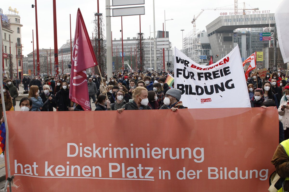 #ugNOvelle #bildungbrennt
Rückblick auf gestern&amp;ausblick auf die nächsten schritte - wir verknüpfen mit anderen bereichen die auch von neoliberalen politik betroffen sind. um uns #solidarisch zu organisieren: damit ein gutes leben für alle möglich wird!

radiocorax.de/demonstratione…