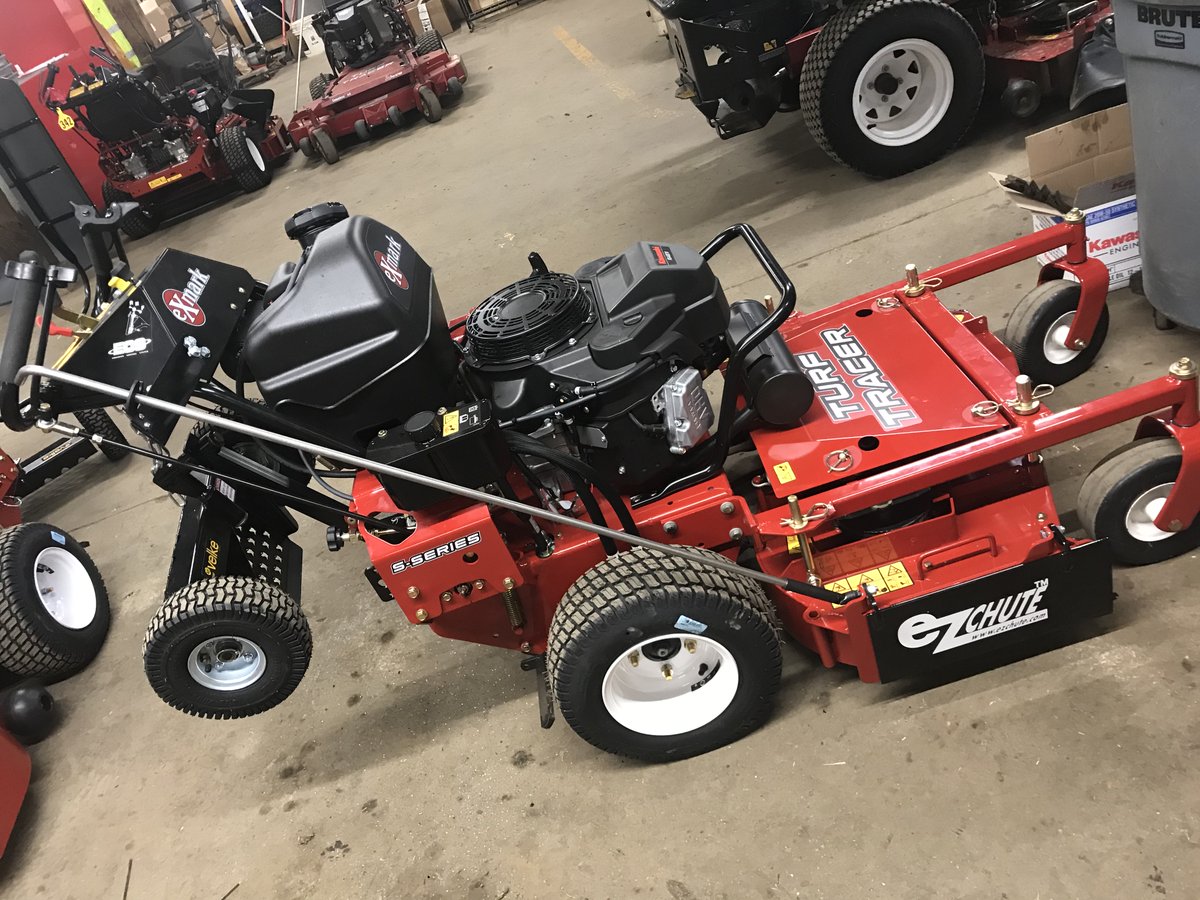 commcuttingeq's tweet image. Check out the custom modification our mechanic Justin made to the Turf Tracer 36" to be able to comfortably fit the EZ-Chute. Typically this size deck doesn't accomodate the chute handle, but we made it work for this customer's needs. #customlawnmower #ezchute #turftracer #exmark