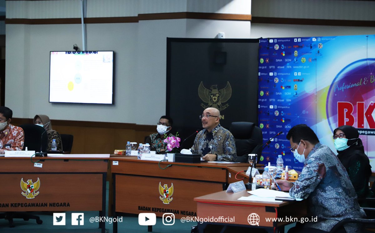 BKNgoid's tweet photo. Menindaklanjuti rencana seleksi ASN Th 2021 yg akan diselenggarakan scr paralel, meliputi seleksi Sekolah Kedinasan, PPPK, dan CPNS, BKN tengah mengembangkan platform pendaftaran terintegrasi melalui portal SSCASN.

Selengkapnya: https://t.co/Ux4t5EUG8T https://t.co/cr9ZYQHmRA