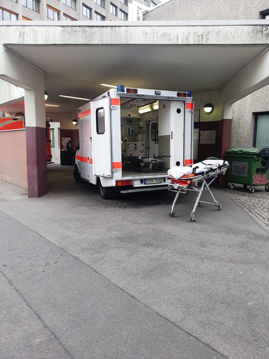 drk_szberlin's tweet photo. Die Evakuierung in #Spandau ist in vollem Gange. Aus unserem letzten Routinetransport entwickelte sich ein #Notfalltransport ins Krankenhaus. Mit Verdacht auf Lungenödem haben wir den Patienten sicher in die Notaufnahme gebracht. Weiter geht's
#DRK #Ehrenamt #BereitschaftSteglitz https://t.co/MrX3TXAhpm