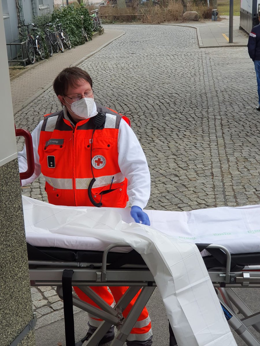 drk_szberlin's tweet photo. Die Evakuierung in #Spandau ist in vollem Gange. Aus unserem letzten Routinetransport entwickelte sich ein #Notfalltransport ins Krankenhaus. Mit Verdacht auf Lungenödem haben wir den Patienten sicher in die Notaufnahme gebracht. Weiter geht's
#DRK #Ehrenamt #BereitschaftSteglitz https://t.co/MrX3TXAhpm