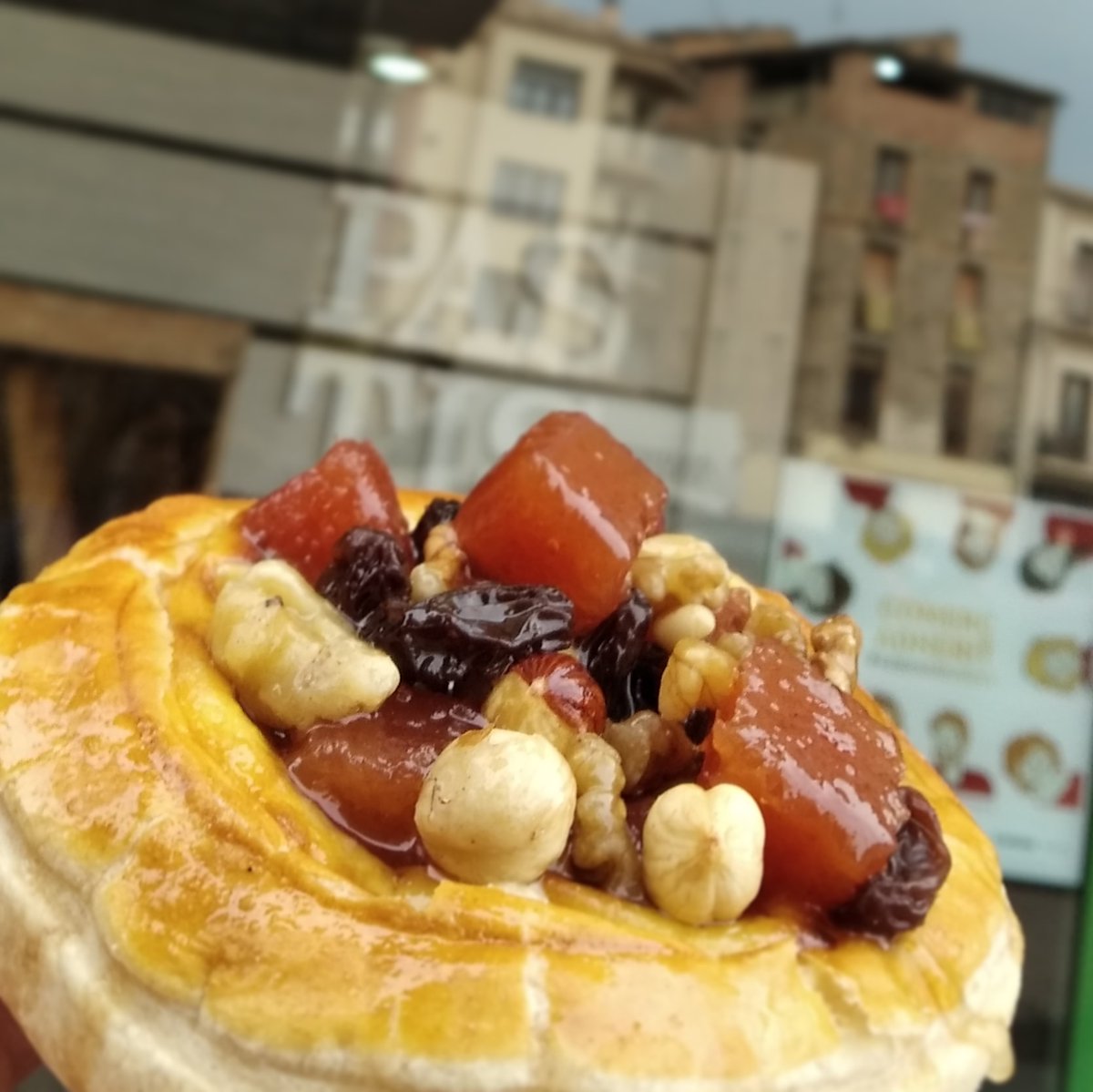 PostresDMusic's tweet image. Faltat d'energia?🥱 No pateixis!
El nostre #músic amb #codonyat t'aportarà la vitalitat necessària.
A part d'energètic 💪 és deliciós 😋

#postresdemusic #somgormands 
#tartaletademusic #dolçaenergia
#pastisseria #artesana 
#lapobladesegur #pallarsjussa