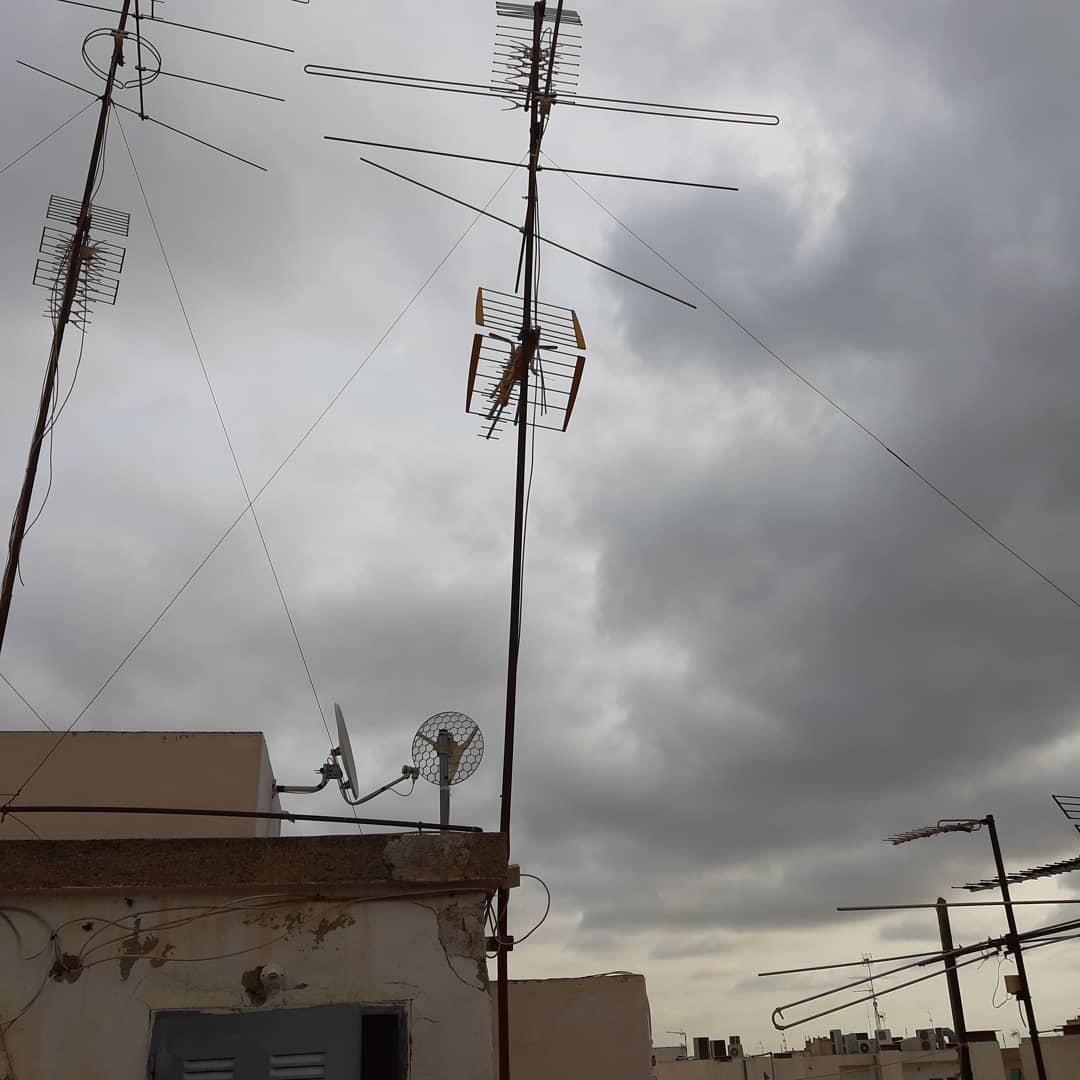 ElectroAnton's tweet photo. Sustitución de mástil y vientos oxidados y a punto de romper. Los vecinos de esta comunidad ya pueden ver la TV tranquilos 👌🏻 https://t.co/O4k80btVBz