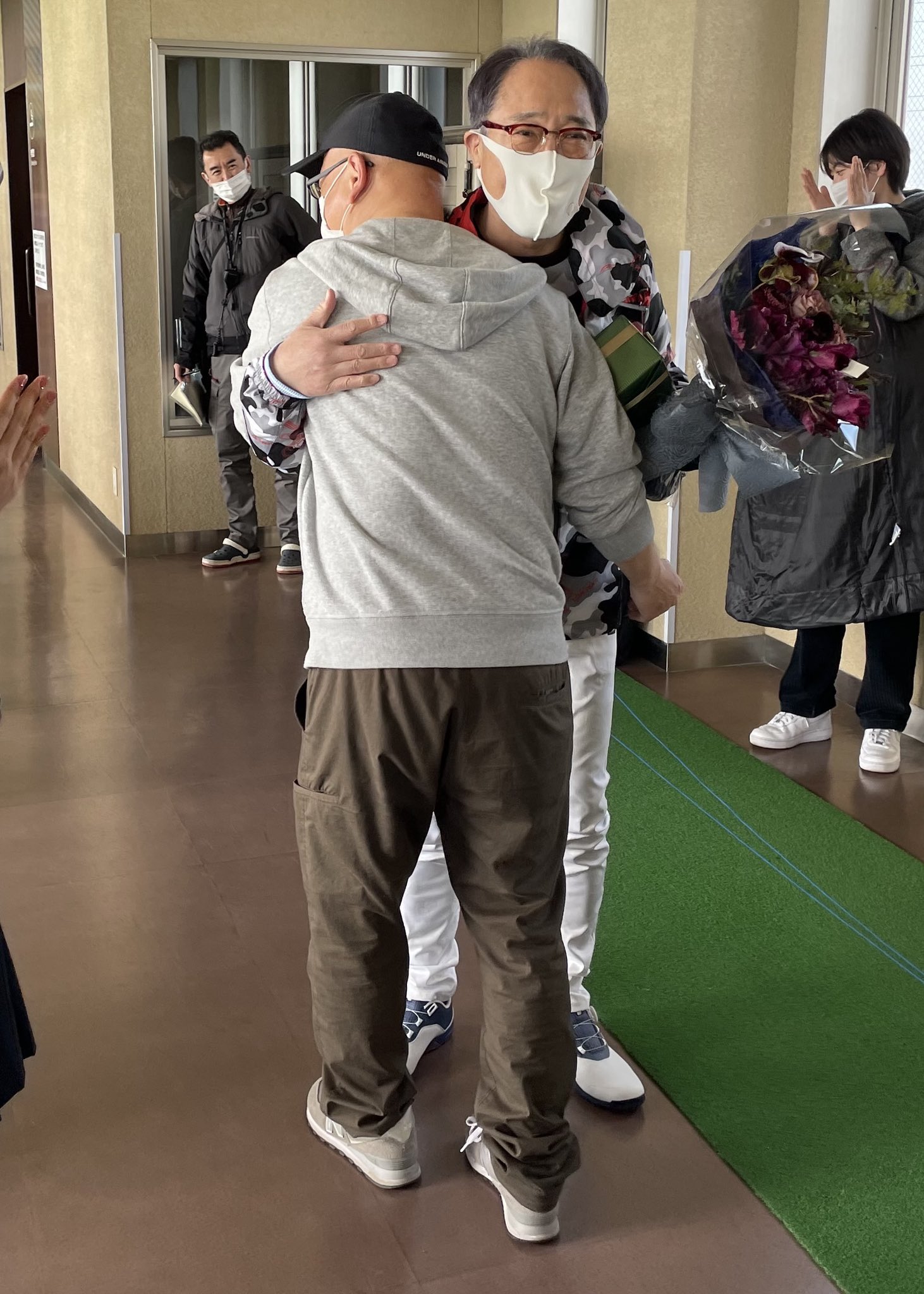 佐野史郎 No Twitter ありがとうございました Rt Rikokatsu Tbs 3月4日は咲の父役で昨日解禁 となった 佐野史郎 さんのお誕生日 現場ではスタッフ 出演者でお祝いしました 監督との熱いハグの写真を リコカツ Https T Co Yrh9uhjv3m