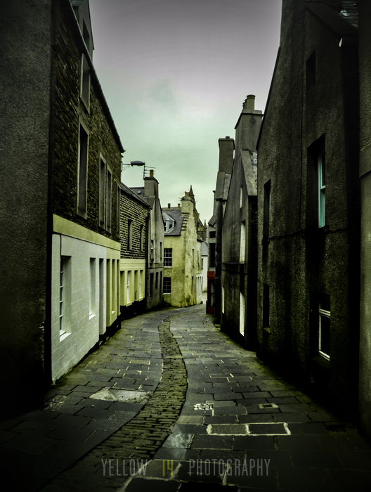 Street in Stromness, Orkney Islands.
.
Enjoy this image here: fineartamerica.com/featured/stree…
.
#stromness #orkney #orkneyislands #streetphotography #leadinglines '#quietstreet #oldhouses #wallartforsale #Wallpapers #photography #photographylovers #visitorkney #narrowstreet #wallart