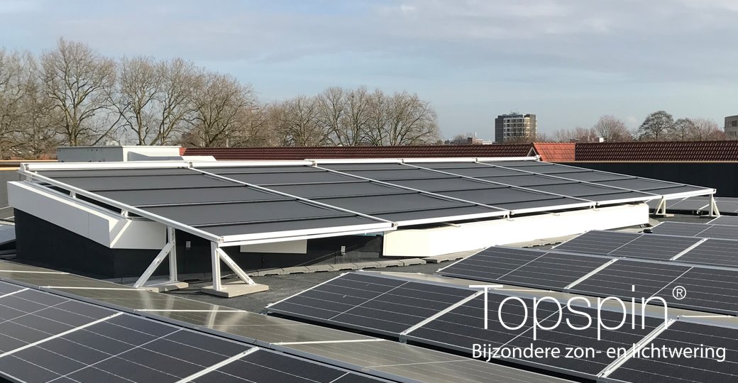 Op deze basisschool plaatste Unilux een diagonaal Topspin® zonwering systeem met een breedte van 1500 cm en een uitval van 600 cm. Opvallend zijn hier de geleiders met ondersteuning ter hoogte van de schuine hoeken. Een gezond leerklimaat! #topspinzonwering #specialezonwering