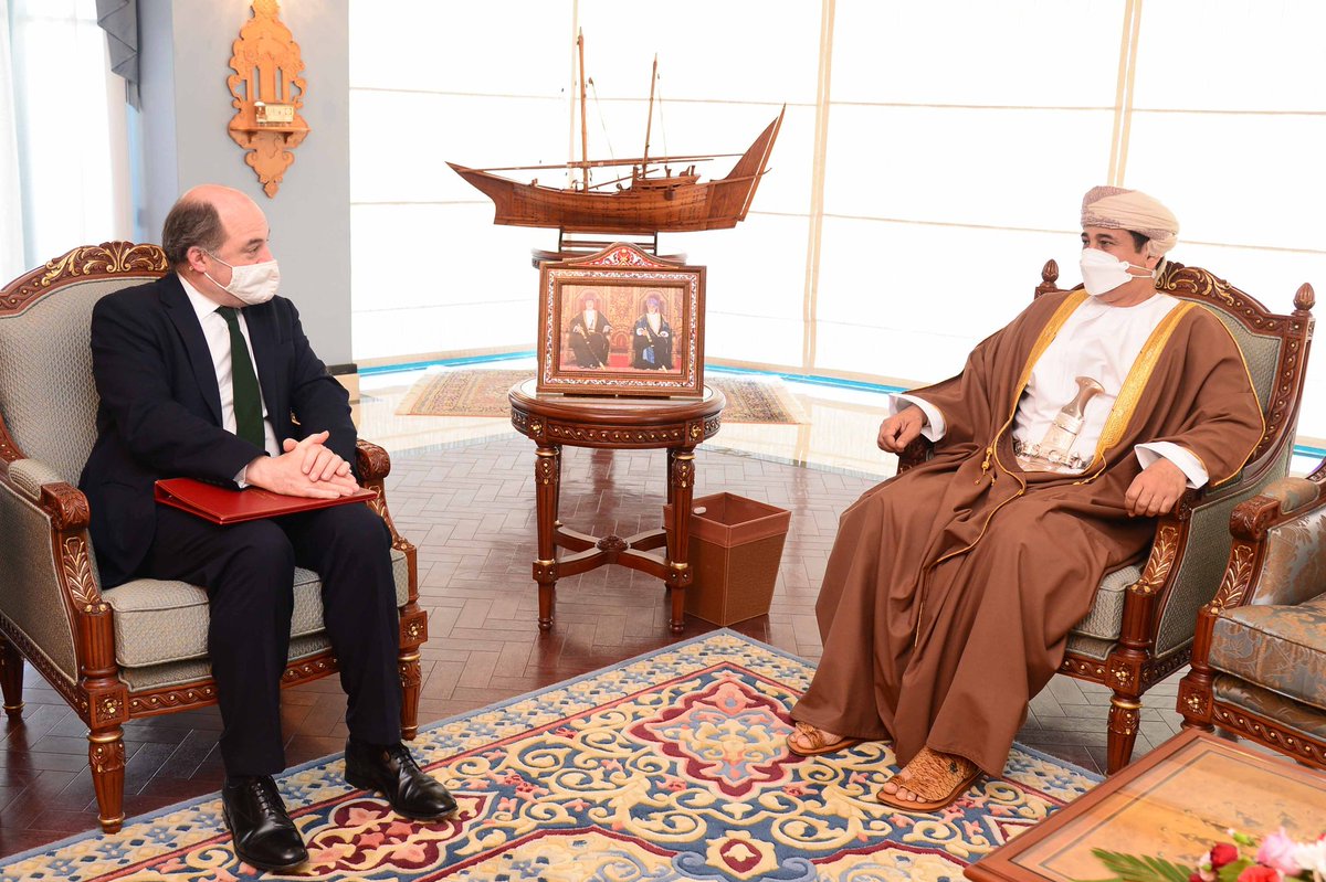 معالي الفريق أول سلطان بن محمد النعماني وزير المكتب السلطاني يستقبل معالي بن والاس وزير الدفاع بالمملكة المتحدة.