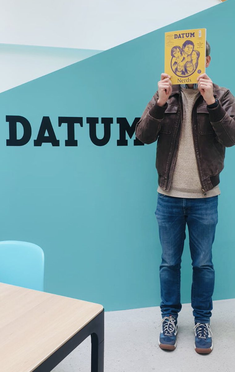 elisalexhenckel's tweet photo. Vorfreude: Der Kurator der März-Ausgabe von @DATUMSDZ war heute seine Belegexemplare abholen. Spätestens morgen sind die Hefte (diesmal mit Poster!) auch im Briefkasten und der Trafik. https://t.co/dLT6UlkTbT