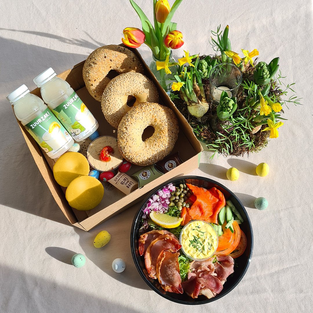 EGG-CITING NIEUWTJE🐣🥚 We kijken al uit naar Pasen! Hoewel het nog een maand duurt voor het zover is, hebben we onze feestelijke brunchbox al klaar. Hij is vanaf half maart te bestellen in alle vestigingen en op bestel.bagelsbeans.nl. Keep you posted 🙌⁣