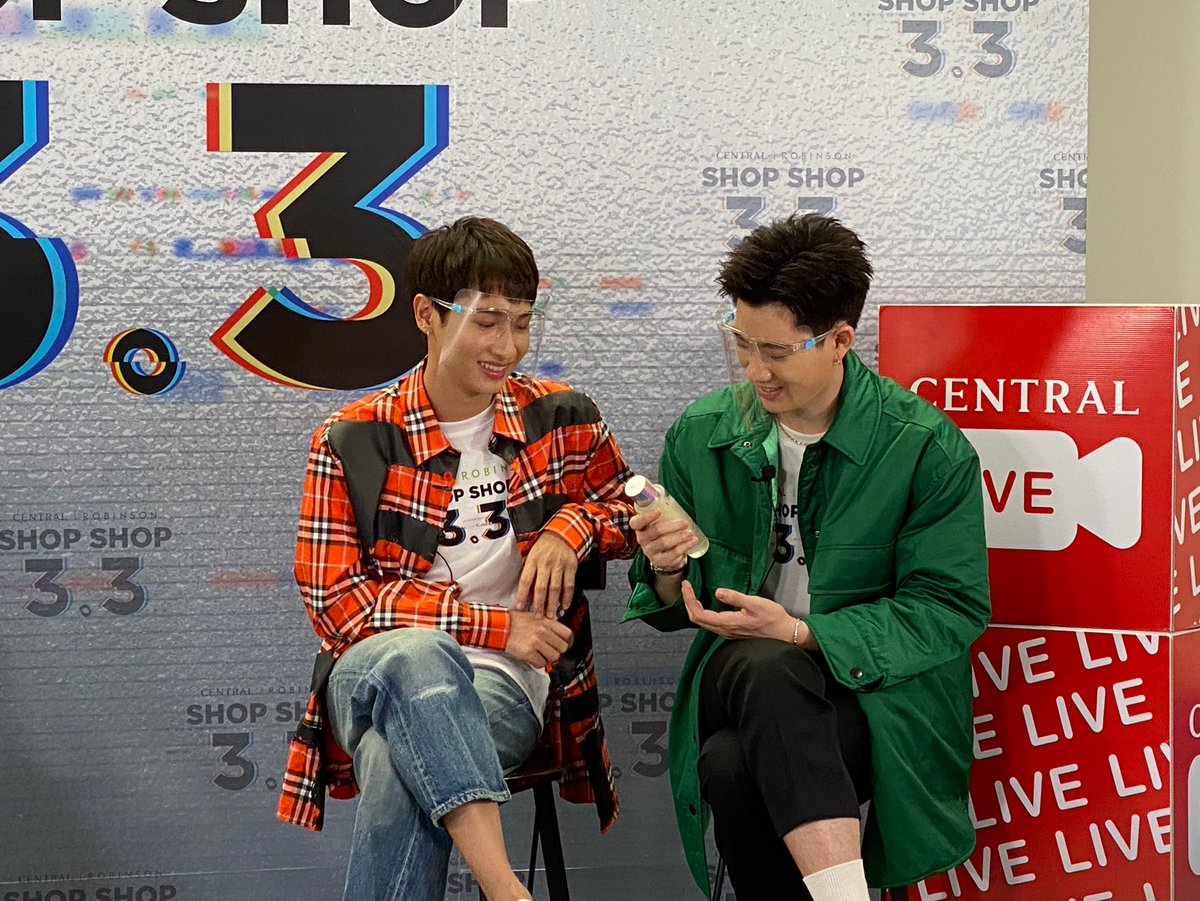 Centralnews's tweet photo. #เบบี๋ เดาซิ... สองคนนี้เค้ามองขวดอะไรอยู่น้าาา ทำไมสายตาต้องละมุนเบอร์นั้น💚💚🥺

#ออฟกัน #offgun 
#ช้อปให้เค้ารู้ว่าเรารัก
#CentralShopShopxOFFGUN https://t.co/b8hRHLdhyw