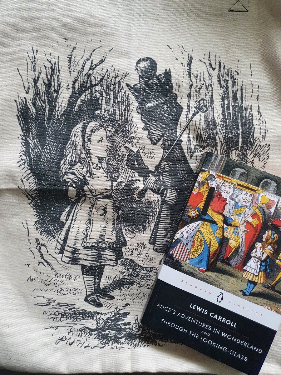 #Diwrnodyllyfr 2021 Hapus! Un o fy hoff lyfrau erioed yw Alice's Adventures in Wonderland gan Lewis Carroll (Mae gen i 3 copi hyd yn hyn 😂). #WorldBookDay