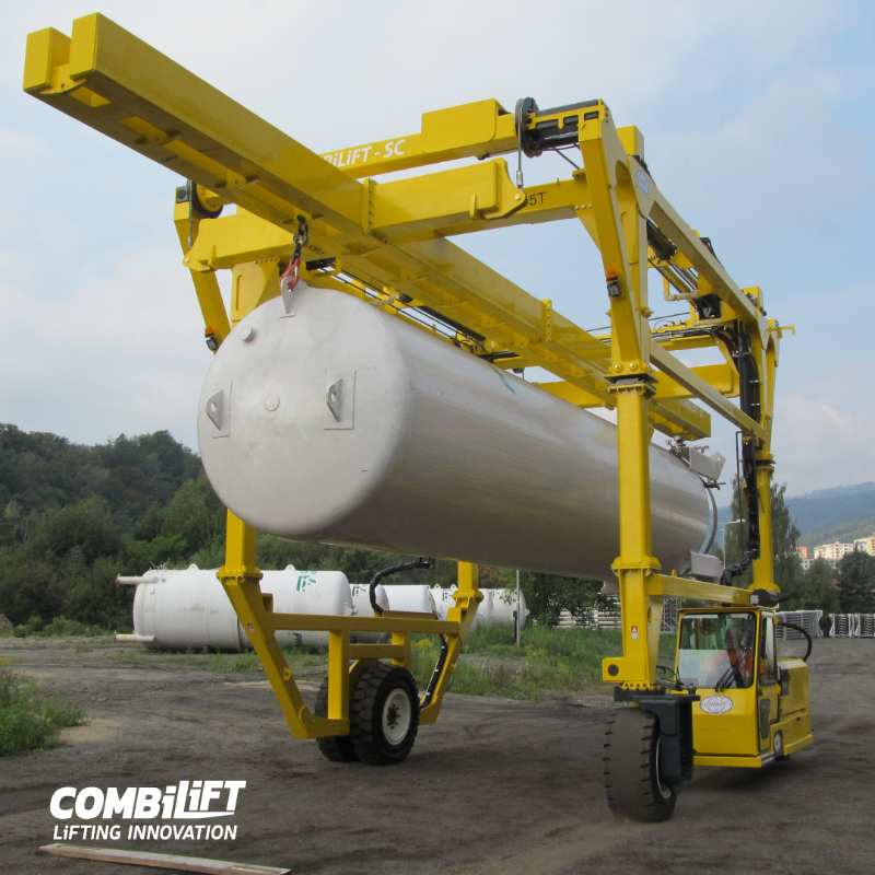 Combilift's tweet photo. Our Straddle Carriers can handle heavy or oversized loads. Find out how our Straddle Carrier range can make your business more efficient and cost-effective. #Combilift #CombiSC #OversizedLoads #MobileGantry #StraddleCarrier