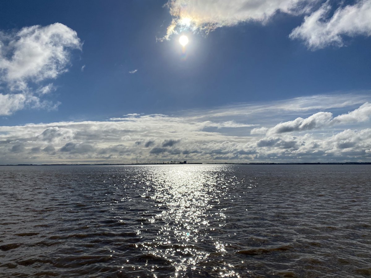 natnat1302's tweet photo. @Hudsonweather beautiful walk along the river Humber along the trans pennie way 🥰 https://t.co/ZXghdroiBi