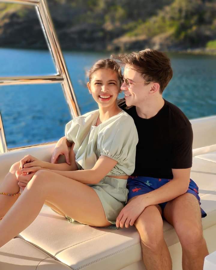Celebrating her birthday with her happiness...❤❤❤ sana ingatan at mahalin ka ni Arjo.