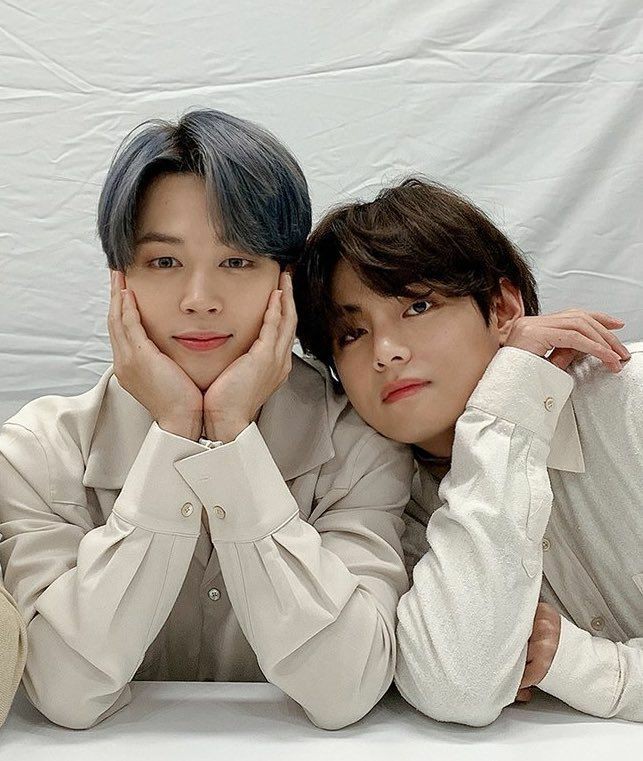 yoongi993_'s tweet photo. Gimana rasanya,
Sekolah bareng,
Lulus bareng,
Debut bareng,
Susah, senang bareng,
Berjuang bareng,
Glow up bareng,
Sukses bareng,
Iri sama persahabatan mereka๐ฅบ
Mau juga punya sahabat kayak mereka๐ฅบ
#HappyGraduationVmin
#JiminTaehyungGraduation
vmin https://t.co/HYJtufbwTs
