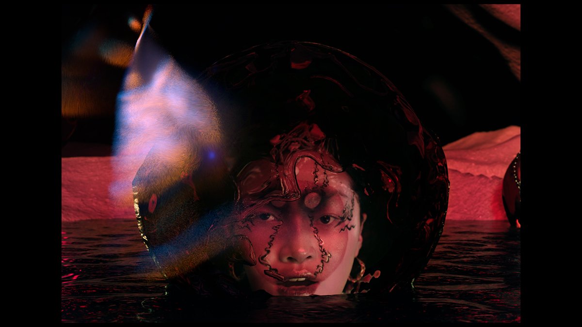 VEINmagazine's tweet photo. Con un dolor de cabeza, así empieza el viaje experimental de @KINIDAKINI y su tema "Muri Apa", con un video dirigido por Patricia Gloum https://t.co/c15aNtLFb0 https://t.co/i40UGSifQY