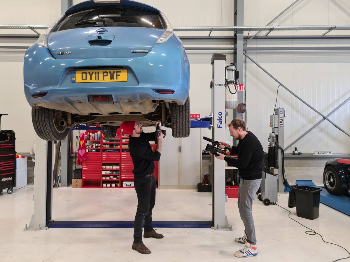 NewElectric's tweet photo. Busy day filming a Leaf battery swap 😀 https://t.co/eiXXk7fT37