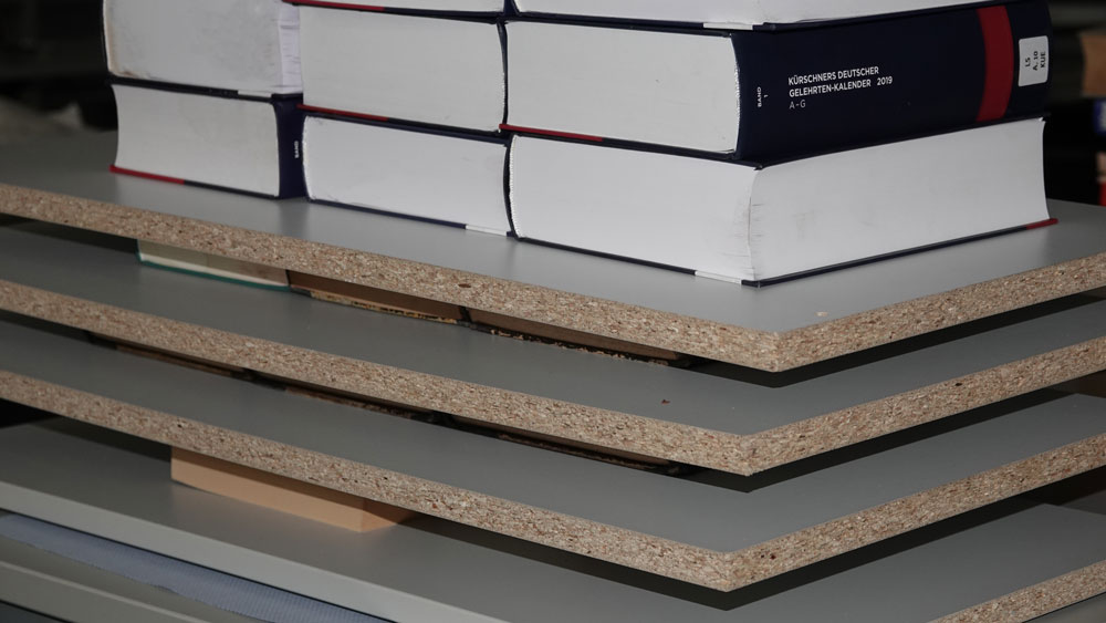 BBF_DIPFBerlin's tweet image. #Update zum #Wasserschaden in der @BBF_DIPFBerlin: 
Inzwischen sind die ersten Bände getrocknet und werden in Form gepresst. Gut, dass es uns als #Bibliothek dafür nicht an gewichtiger Lektüre fehlt😉

Unsere #PM über den Einbruch als Hintergrundinfo👇 bbf.dipf.de/de/aktuell/akt…