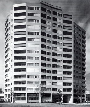 fraisku's tweet photo. #JuevesDeArquitectura
Apartamentos Schönbühl-1967, Lucerna, Suiza,
de #AlvarAalto y #AlfredRoth, que dividieron el trabajo: Aalto asumió la responsabilidad exclusiva del edificio de gran altura y Roth el del centro comercial. https://t.co/Vkt3VX9HD3