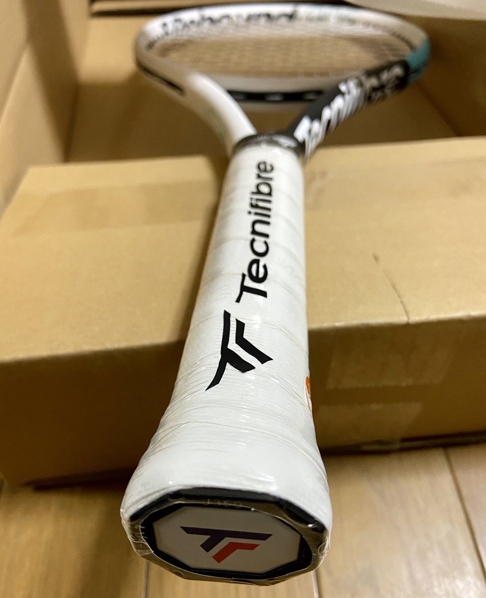 bilbaosanmames's tweet photo. 🎾買っちゃった😆
#tecnifibre #TRebound
女性専用モデルって謳われてるけど非力なお爺でもいいのではと勝手な解釈で。
これからは@iga_swiatek の📺観戦はこれを横に置いて。 https://t.co/SL9uvUWQ25